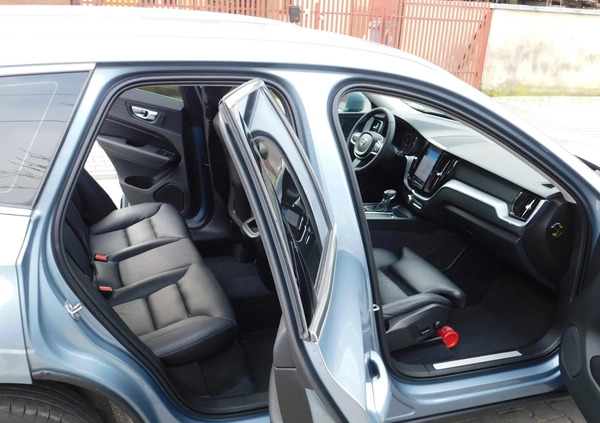 Volvo XC 60 cena 106666 przebieg: 179000, rok produkcji 2019 z Pruszków małe 742